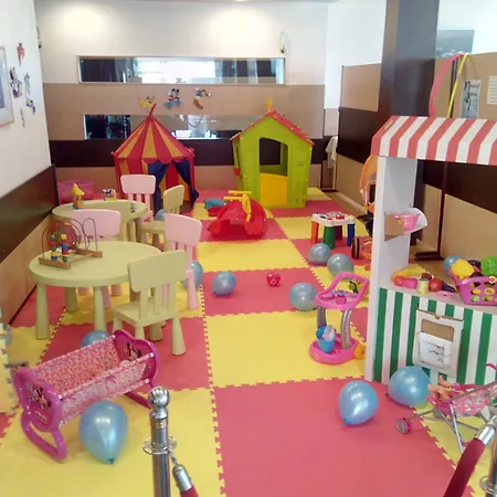 Four Seasons Hotel 3*