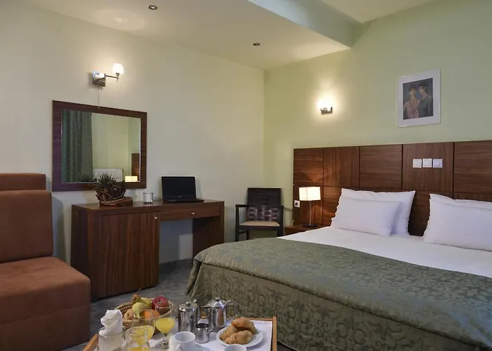 Four Seasons Hotell 3*