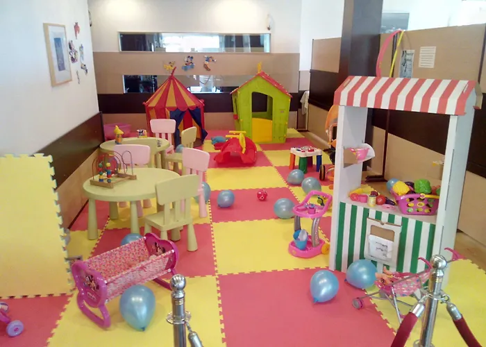 Four Seasons Hotell 3*