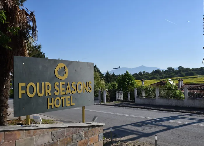 Four Seasons Hotell 3*