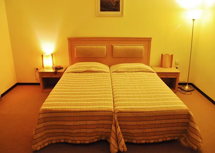 Four Seasons Trílofon